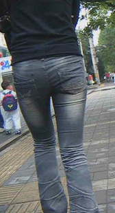 街拍紧牛mm上，上天桥时臀部特写