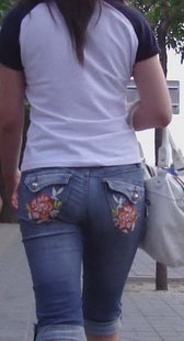 街拍7分紧蓝牛美眉的走姿