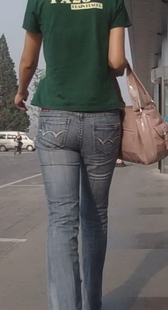 跟在浅色紧牛身后拍个不停