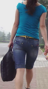 街拍拿着一只厚重包包的紧牛美眉，兄弟们帮帮她吧