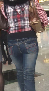 街拍蓝牛紧臀和短裤黑丝两个美眉