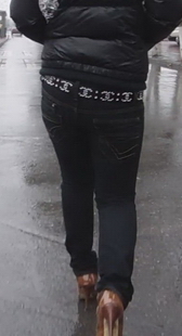 雨天路滑，黑紧裤美眉走路要小心啊