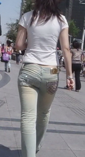 低腰紧牛美少妇，丰满无比展身姿