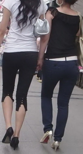 街拍两个时尚的大耳环紧裤美女