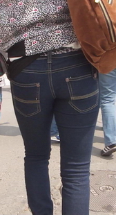 蓝牛紧臀美眉搀扶着妈妈好有爱