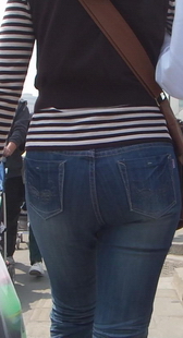 蓝牛少妇肥美的大臀特写