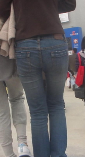 上海车展外的两个美眉一蓝牛一绒裤