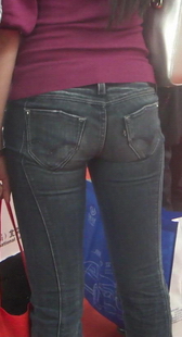 街拍紧裤美眉站立的时候坚挺无比的臀部特写