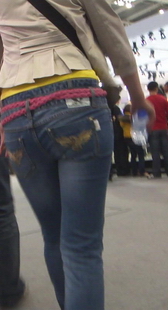 跟拍车展内的蓝牛小MM，臀部还不错