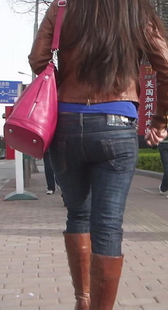 街拍黄靴低腰紧裤美眉，眼镜哥不尽回头看一眼，背影真的就那么吸