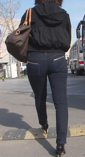 街拍冬日里黑紧裤少妇，走路时还能依稀看见内痕