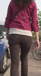 跟拍红紧裤少妇的背影