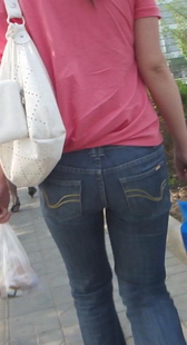 街拍夏日里的蓝牛紧臀眼镜少妇