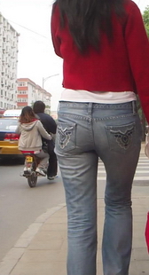 街拍两个不同颜色的紧裤少妇