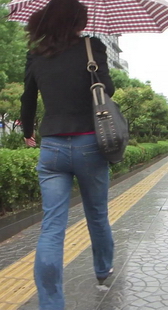 紧裤蓝牛疾步行，雨水沾到裤口啦