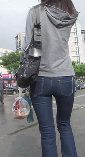 街拍冬季蓝紧牛美眉，貌似有点看见内痕了