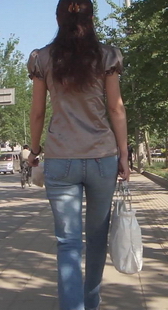 街拍蓝牛少妇端庄的扭动