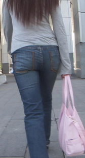 穿行在街上的蓝牛美眉