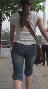 街拍紧致的蓝牛7分裤少妇的走姿