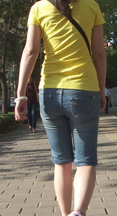 街拍蓝牛7分裤黄色上衣学生美眉