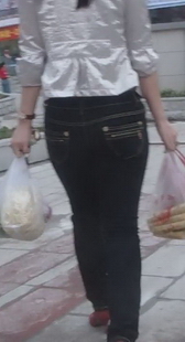 街拍黑紧牛红高美眉的走姿