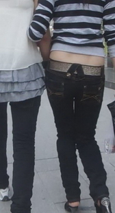 高腰衫低腰裤，当中露出一片白