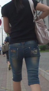 紧牛7分裤美眉的背影看上去很干练‘