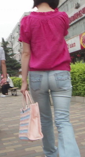 白紧牛红衣小美眉的圆臀真不错