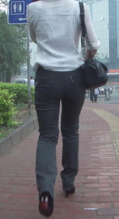 穿梭在人行道上的紧裤美眉