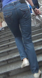 街拍蓝牛美眉扭动上桥