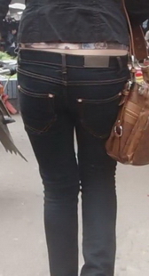 街拍一身黑色的美眉，身材不错