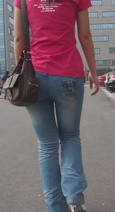 紧牛学生气质美眉，粗壮结实的大腿啊