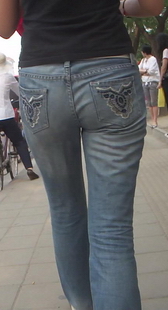 街拍两只紧牛少妇，有特写