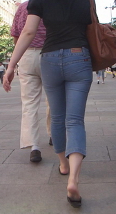 街拍经典蓝牛紧裤，臀部肥大流鼻血了