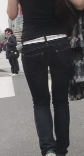 街拍两个一身黑的美眉，气质不错