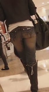 街拍直击高级商场紧牛长靴美眉