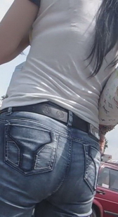 街拍夏日里的紧牛白衣美眉， 好几个诱惑的角度被抓住