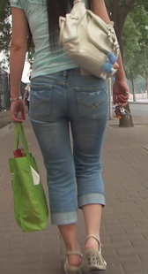 路遇凉鞋紧牛少妇，摄之