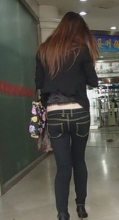 街拍出现在高级商务区的黑紧牛美眉的背影，是OL吗