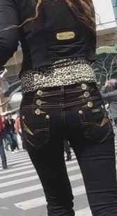 街拍高级商务区别致紧牛美眉，看臀部上的铆钉感觉美眉有些辣妹风