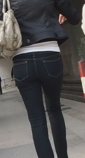 街拍三个气质少妇，是否贵妇请君鉴定