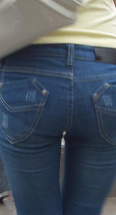 街拍丰满紧绷的蓝牛少妇