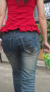 街拍红衣蓝色紧牛美眉