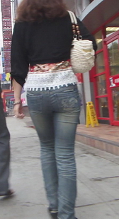 街拍宽大厚实的灰牛少妇