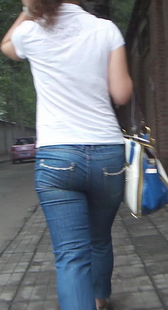 街拍腿比较短的蓝牛少妇