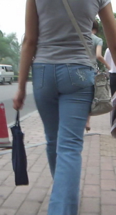 街拍蓝牛仔少妇大幅度扭动