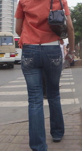 街拍丰满圆润的牛仔少妇