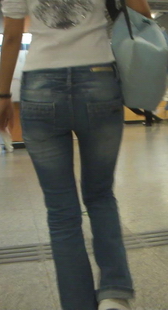 街拍丰满牛仔紧裤美眉的扭动