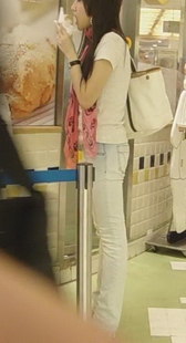 高级商场里的青春白紧牛美眉