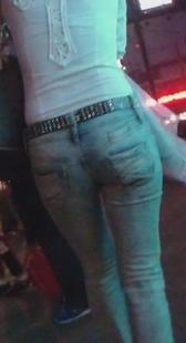 夜幕下的紧牛气质美女